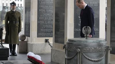 الأمير ويليام يضع باقة زهور على قبر الجندي المجهول في وارسو، بولندا.