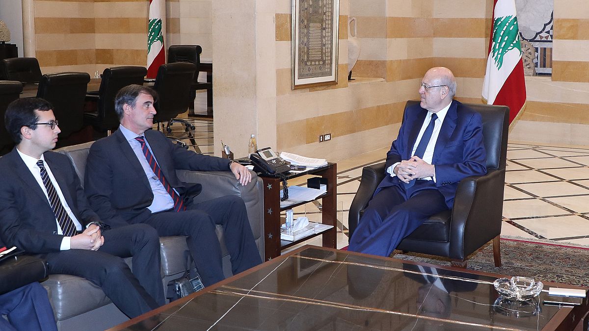 رئيس الوزراء اللبناني المؤقت نجيب ميقاتي يلتقي بوفد من صندوق النقد الدولي في القصر الحكومي في بيروت في 23 مارس 2023