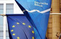 Az európai zászló és a német börze zászlaja a frankfurti tőzsde épületén