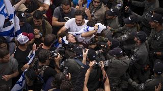 تشتبك الشرطة الإسرائيلية مع متظاهرين خلال احتجاج على خطط حكومة رئيس الوزراء بنيامين نتنياهو لإصلاح النظام القضائي. تل أبيب، إسرائيل، الخميس، 23 مارس/آذار 2023