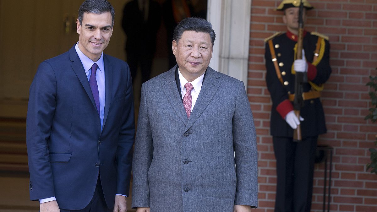 الرئيس الصيني شي جين بينغ مع رئيس الوزراء الإسباني بيدرو سانشيز في قصر مونكلوا في مدريد، إسبانيا 28 نوفمبر/تشرين الثاني، 2018