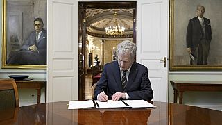 Le président finlandais Sauli Niinisto signe le texte ouvrant la voie à l'adhésion de la Finlande à l'OTAN. 