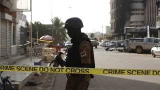 جندي في حراسة فندق في بوركينا فاسو أثناء هجمة جهاديىة من قبل متطرفين مرتبطين بتنظيم القاعدة