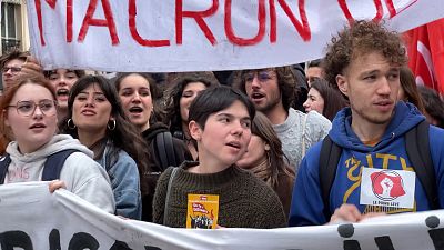 I giovani in piazza in sciopero  per i diritti della Francia