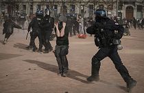 Violência entre manifestantes e polícia em França