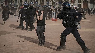Violência entre manifestantes e polícia em França