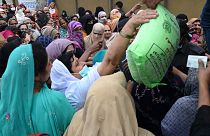 تجمع مئات الأشخاص في نقاط توزيع المساعدات الغذائية التي تقدمها دولة باكستان