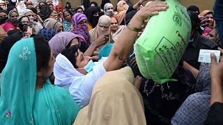 تجمع مئات الأشخاص في نقاط توزيع المساعدات الغذائية التي تقدمها دولة باكستان