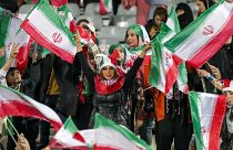 المشجعات يرفعن الأعلام الإيرانية ملعب آزادي بطهران في 23 مارس 2023.