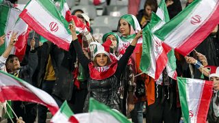 المشجعات يرفعن الأعلام الإيرانية ملعب آزادي بطهران في 23 مارس 2023.