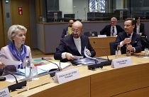 La presidenta de la Comisión Europea, Urusula Von der Leyen (izq) junto al presidente del Consejo Europeo, Charles Michel, en el centro. 