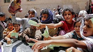 صورة من الارشيف- يمنيون يقدمون وثائق للحصول على حصص غذائية مقدمة من جمعية خيرية محلية، صنعاء، اليمن.