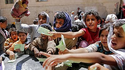 صورة من الارشيف- يمنيون يقدمون وثائق للحصول على حصص غذائية مقدمة من جمعية خيرية محلية، صنعاء، اليمن.