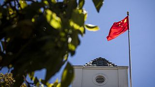 علم الصين فوق قنصليتها في سان فرانسيسكو، كاليفورنيا- 23 يوليو 2020
