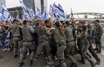 Полиция оттесняет протестующих, перекрывших дорогу в Тель-Авиве
