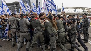Полиция оттесняет протестующих, перекрывших дорогу в Тель-Авиве
