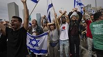 Manifestantes bloqueiam uma auto-estrada durante um protesto contra planos do governo do primeiro-ministro Benjamin Netanyahu para reformar o sistema judicial,