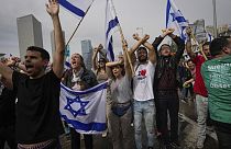 Az autópályát lezáró izraeli tüntetők egy csoportja 2023.03.23-án.