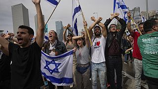 Az autópályát lezáró izraeli tüntetők egy csoportja 2023.03.23-án.