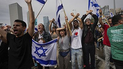 Az autópályát lezáró izraeli tüntetők egy csoportja 2023.03.23-án. 