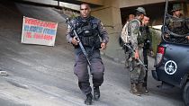 Agentes da polícia brasileira posicionam-se junto ao Complexo do Salgueiro, Rio de Janeiro