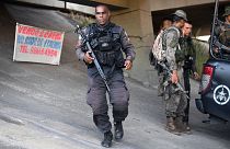 Un policía toma posición en el operativo en la favela Salgueiro, área metropolitana de Río de Janeiro, Brasil, 23/3/2023