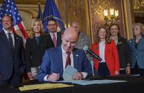 Utah állam kormányzója aláírja az új törvényt