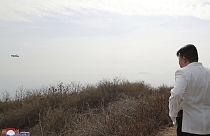 Ο ηγέτης της Βόρειας Κορέας Κιμ Γιονγκ Ουν παρακολουθεί την εκτόξευση πυραύλου κατά τη διάρκεια στρατιωτικής άσκησης