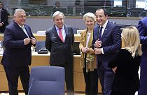 Ο Νίκος Χριστοδουλίδης με την Ούρσουλα φον Ντερ Λάιεν και τον Αντόνιο Γκουτέρες στη σύνοδο κορυφής της ΕΕ στις Βρυξέλλες 