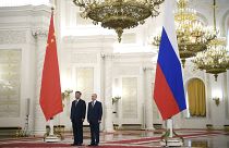 Wie Playmobil-Figuren: Xi Jinping und Putin unter enormen Flaggen im Kreml 