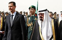 2009'da Arap Zirvesi'ne katılmak üzere Riyad'a gelen Suriye Devlet Başkanı Beşar Esad'ı karşılayan Suudi Arabistan Kralı Abdullah (sağda)