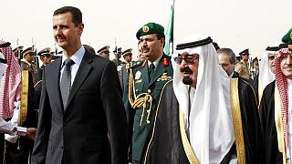 2009'da Arap Zirvesi'ne katılmak üzere Riyad'a gelen Suriye Devlet Başkanı Beşar Esad'ı karşılayan Suudi Arabistan Kralı Abdullah (sağda)