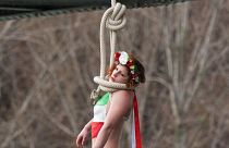  الناشطة في فيمين، سارة قسطنطين، شنقت بحبل يشبه حبل المشنقة من جسر في باريس للفت الانتباه إلى العدد الكبير من الإعدامات في إيران، 28 يناير 2016