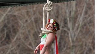  الناشطة في فيمين، سارة قسطنطين، شنقت بحبل يشبه حبل المشنقة من جسر في باريس للفت الانتباه إلى العدد الكبير من الإعدامات في إيران، 28 يناير 2016