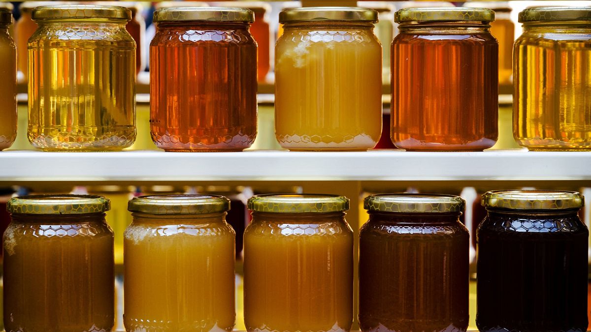 شیشه‌های حاوی عسل‌های مختلف