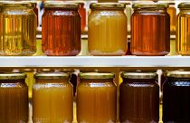 شیشه‌های حاوی عسل‌های مختلف