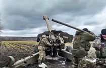 Orosz katonák tarackágyúval lőnek az ukrán csapatokra