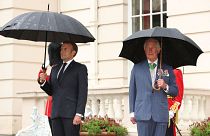 استقبال پرنس چارلز (در زمان حیات ملکه الیزابت) از امانوئل ماکرون در لندن به تاریخ هجدهم ژوئن ۲۰۲۰. 