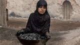 یک دختر ۹ ساله افغان در یک کارخانه آجرپزی در حومه کابل، افغانستان