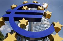 علامة اليورو أمام البنك المركزي الأوروبي في فرانكفورت 