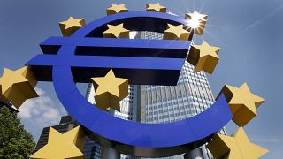 علامة اليورو أمام البنك المركزي الأوروبي في فرانكفورت
