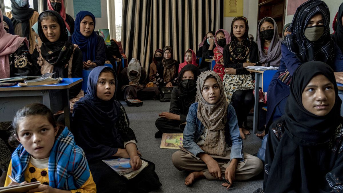 Taliban'ın izin vermemesi nedeniyle özel bir evde eğitim alan Afgan kız çocukları 