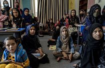 Taliban'ın izin vermemesi nedeniyle özel bir evde eğitim alan Afgan kız çocukları