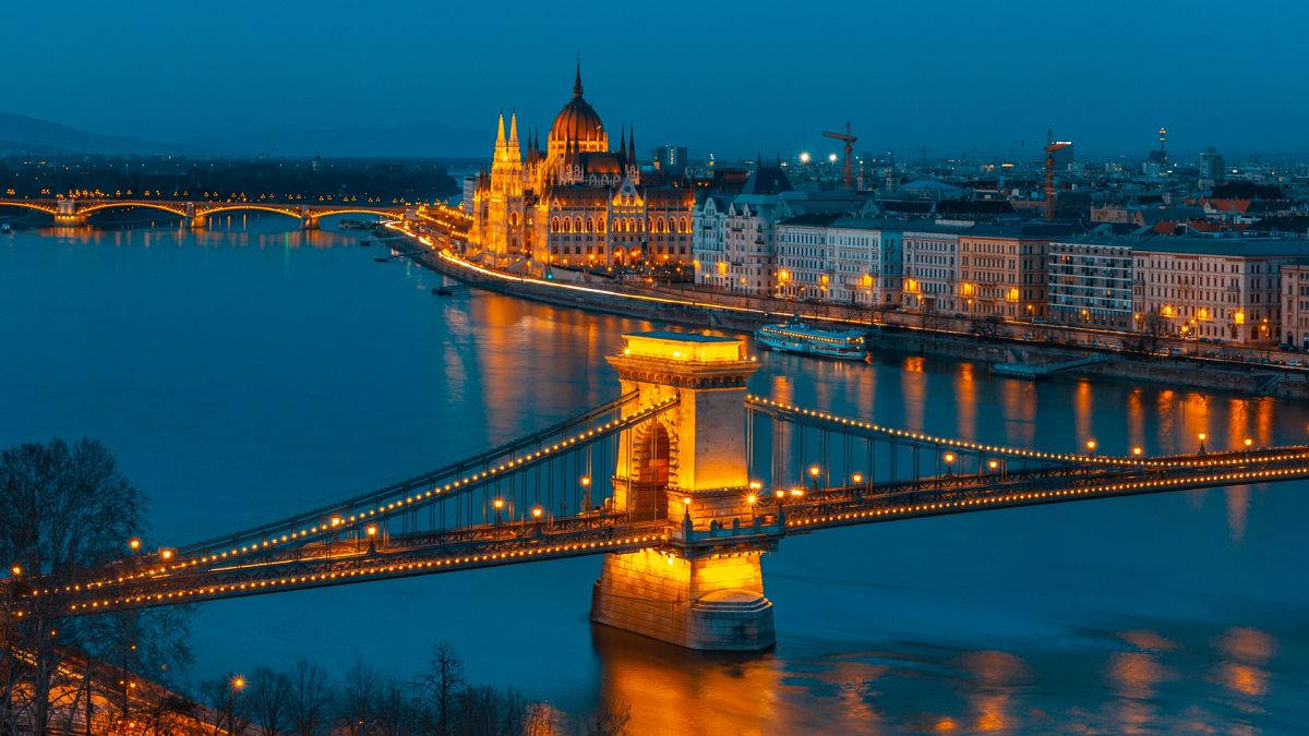 Budapeste e o edifício do Parlamento húngaro estão em lugar de destaque