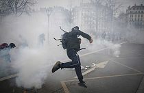 Une personne jette des pierres contre les forces de l'ordre en marge d'une manifestation contre la réforme des retraites, le 23 mars 2023 à Lyon, France