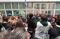Protesta de familiares ante la comisaría del distrito 17 de París. Imágen: