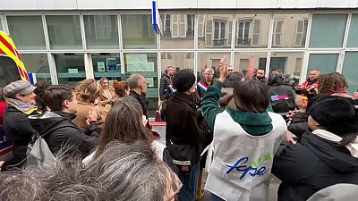 Protesta de familiares ante la comisaría del distrito 17 de París. Imágen: