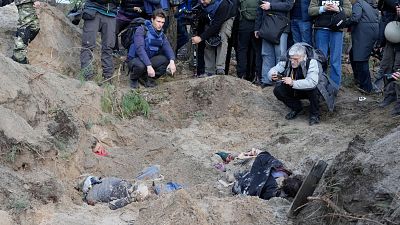 Jornalistas registam local de eventual execução em Motyzhyn, perto de Kiev, Ucrânia