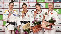 Judocas com as suas medalhas