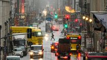Varias personas cruzan la calle comercial Friedrichstrasse en el centro de Berlín